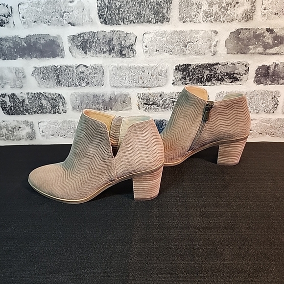 Lucky Brand 8M Pickla Ankle Boots Booties Suede Cutout Textured Chevron Taupe - Picture 5 of 9